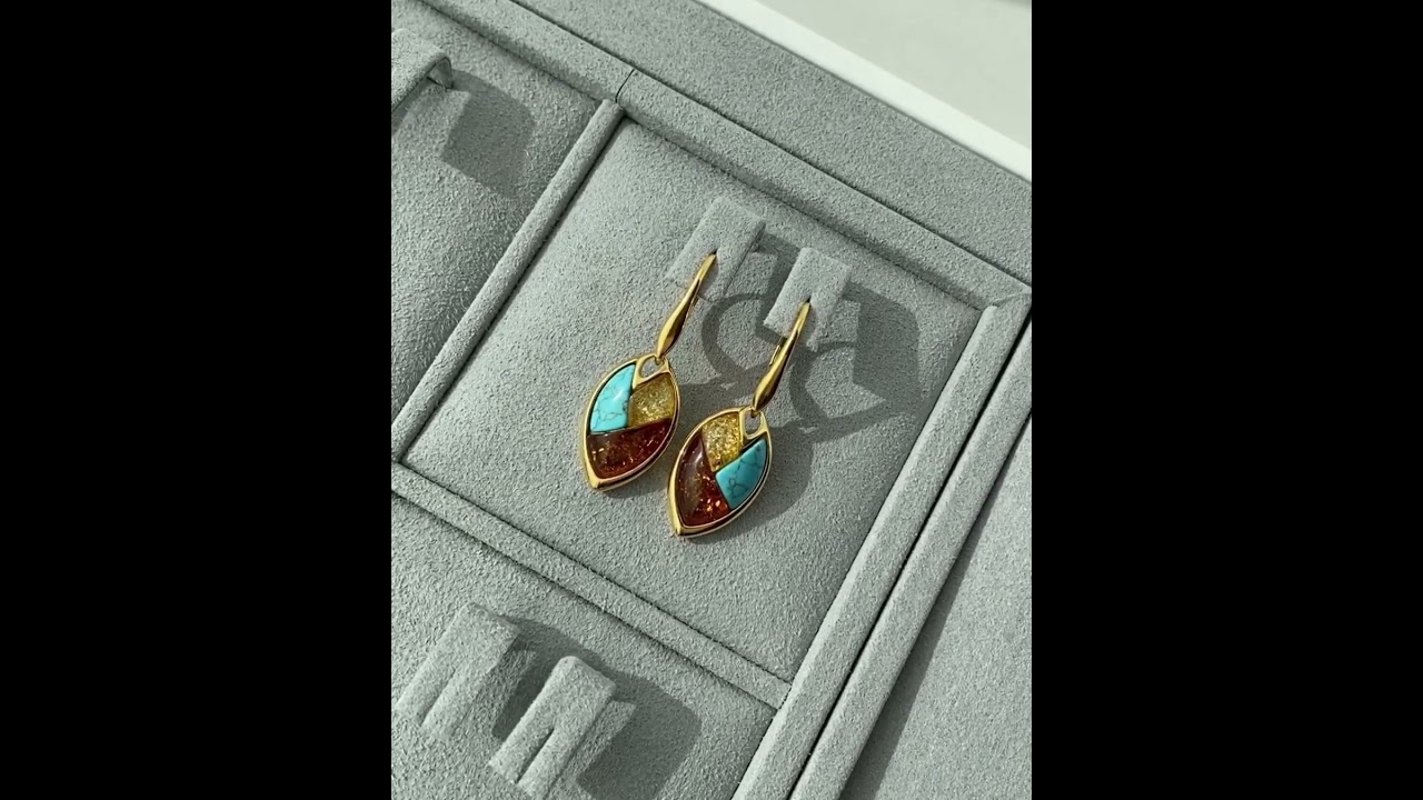 Geltonu auksu dengti sidabriniai gaminiai su natūraliu gintaru ir turkiu