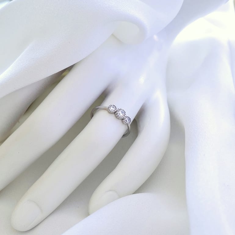 375 balto aukso žiedas su cirkoniu