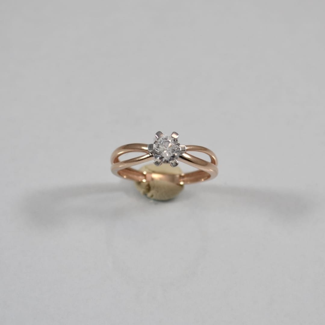 Rose gold ring with cubic zirconia engagement