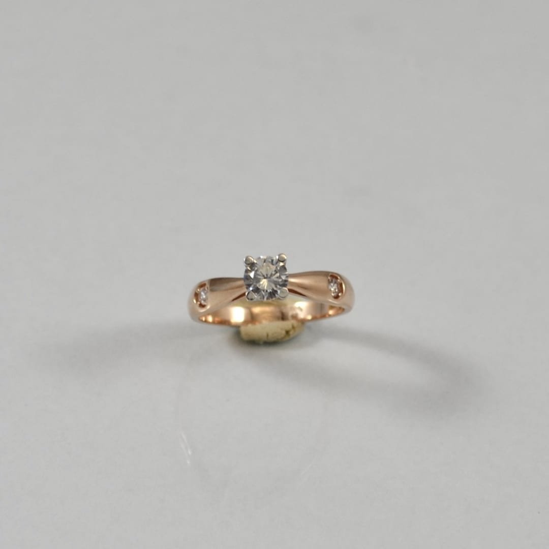 Rose gold ring with cubic zirconia