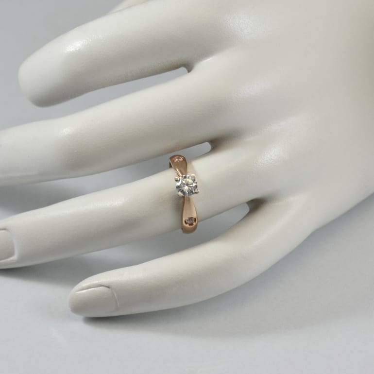 Rose gold ring with cubic zirconia