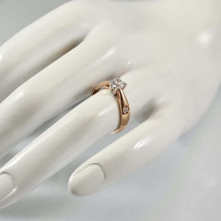 Rose gold ring with cubic zirconia