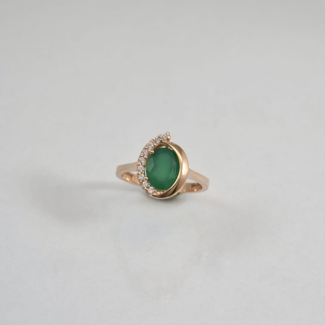 Auksinis žiedas su žaliu oniksu ir cirkoniais
