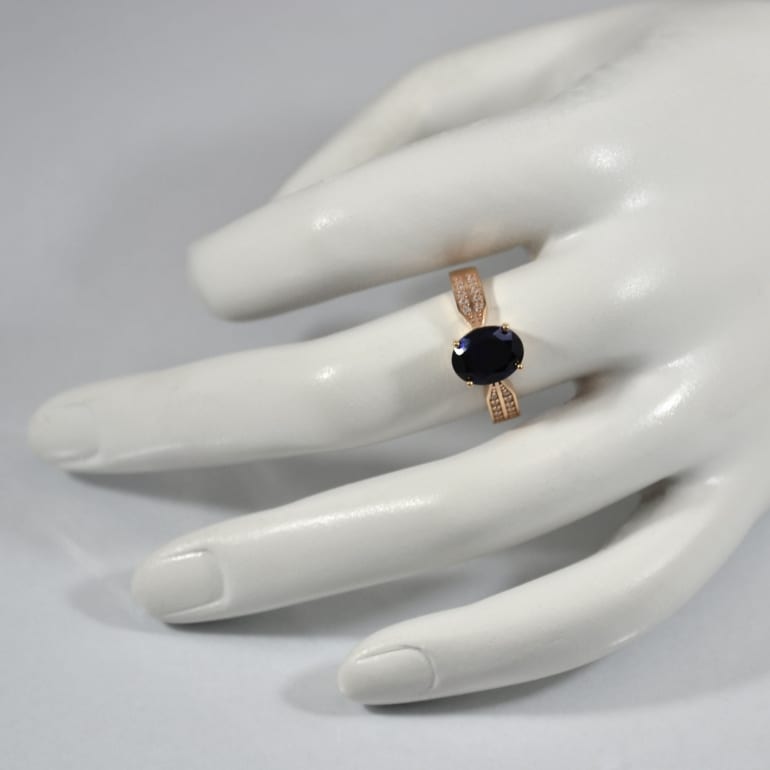Auksinis žiedas su safyru ir cirkoniais