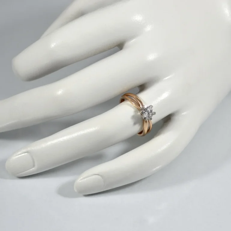 Rose gold ring with cubic zirconia