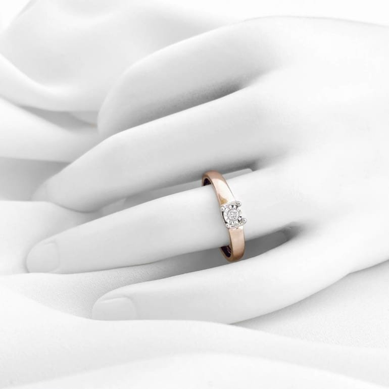 Rose gold ring with diamond