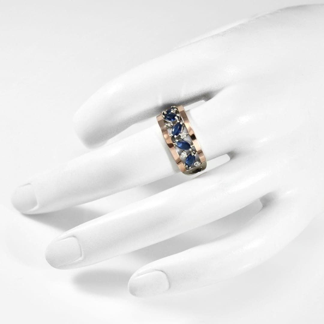 Sidabrinis žiedas su auksinėmis plokštelėmis ir mėlynu cirkoniu