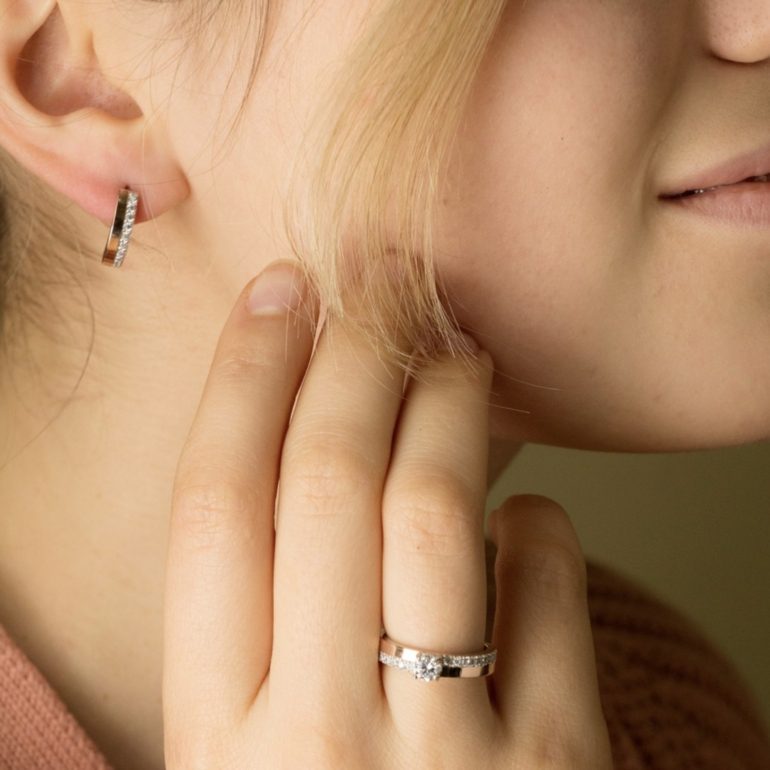 Sidabrinis žiedas su auksinėmis plokštelėmis ir cirkoniu