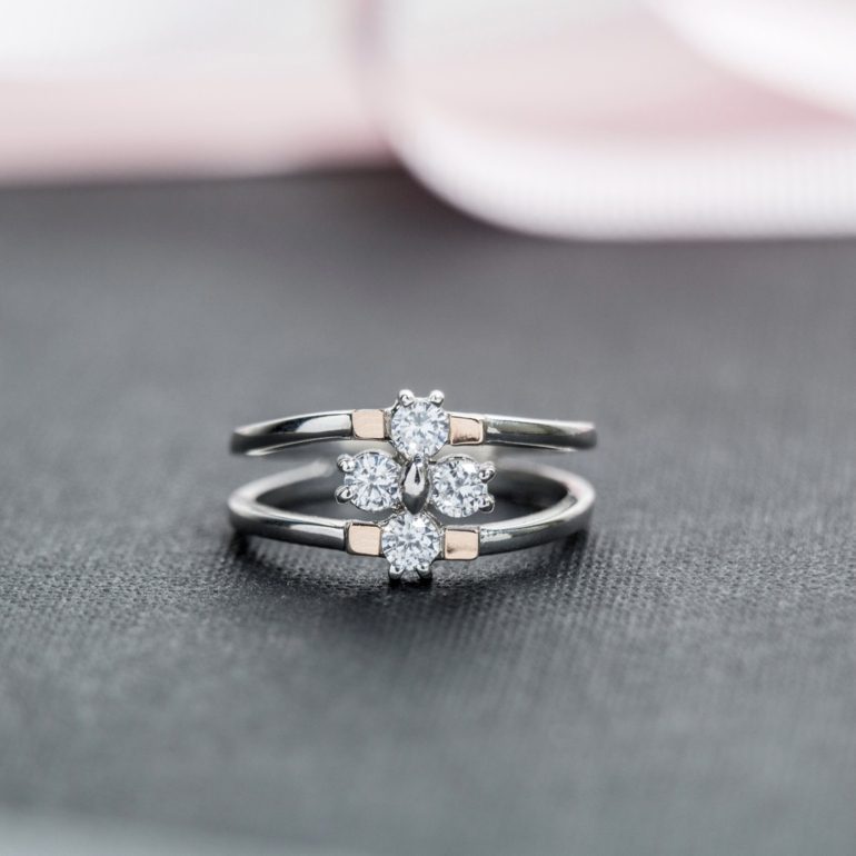 Sidabrinis žiedas su auksinėmis plokštelėmis ir cirkoniu