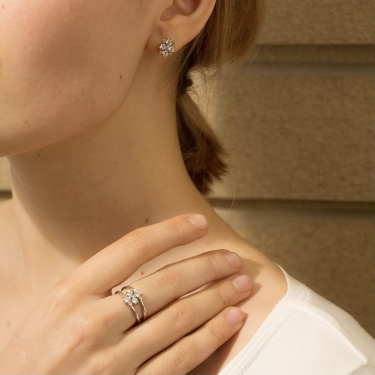 Sidabrinis žiedas su auksinėmis plokštelėmis ir cirkoniu