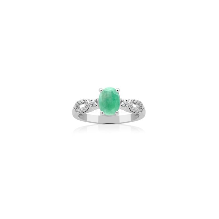 Elegantiškas sidabrinis žiedas su smaragdu ir cirkoniais.