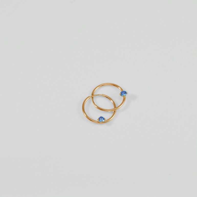 auksiniai auskarai rinkutės su žydru cirkoniu