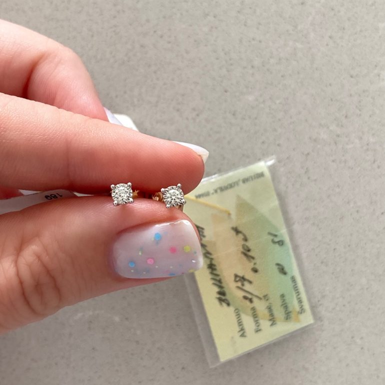 auksiniai auskarai su deimantais