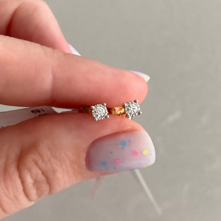 auksiniai auskarai su deimantais