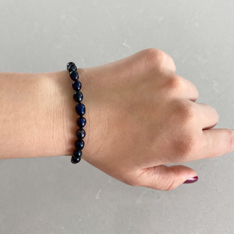 sidabrinė apyrankė su juodais perlais