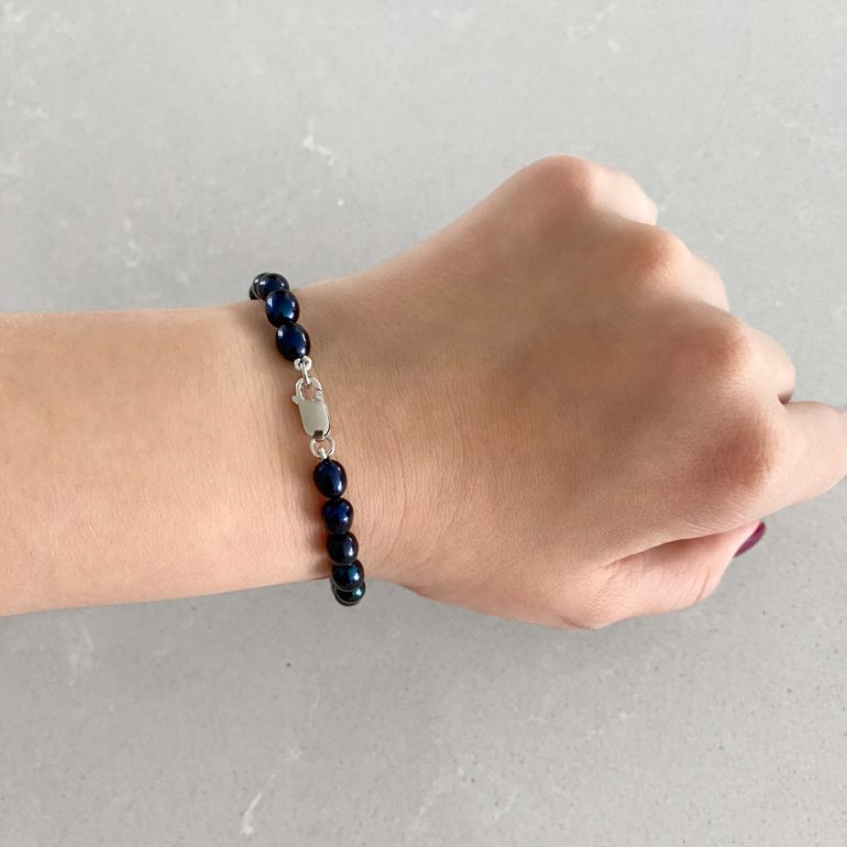 sidabrinė apyrankė su juodais perlais