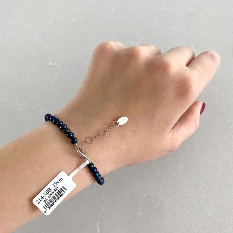 sidabrinė apyrankė su juodais perlais