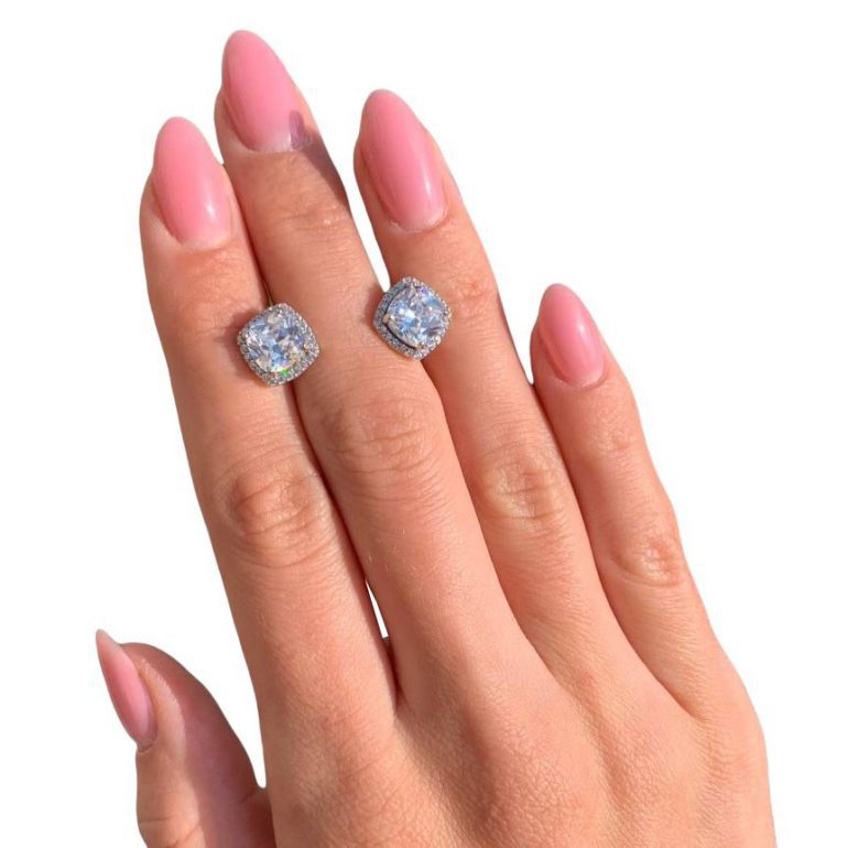 Žėrintys sidabriniai auskarai su cirkoniu. Adatinis užsukamas užsegimas.