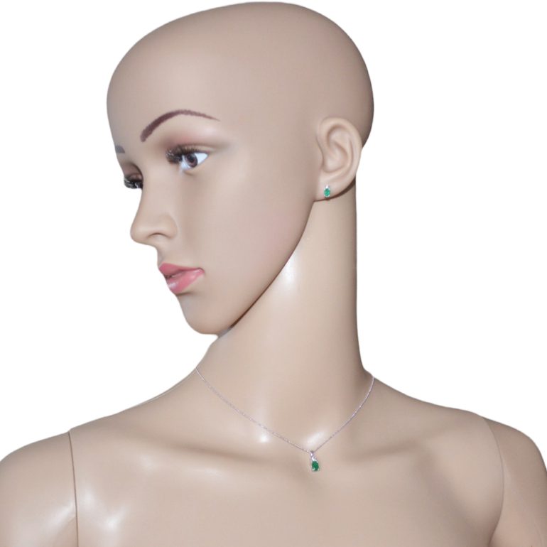 Balto Aukso Pakabukas Su Smaragdu Ir Deimantu