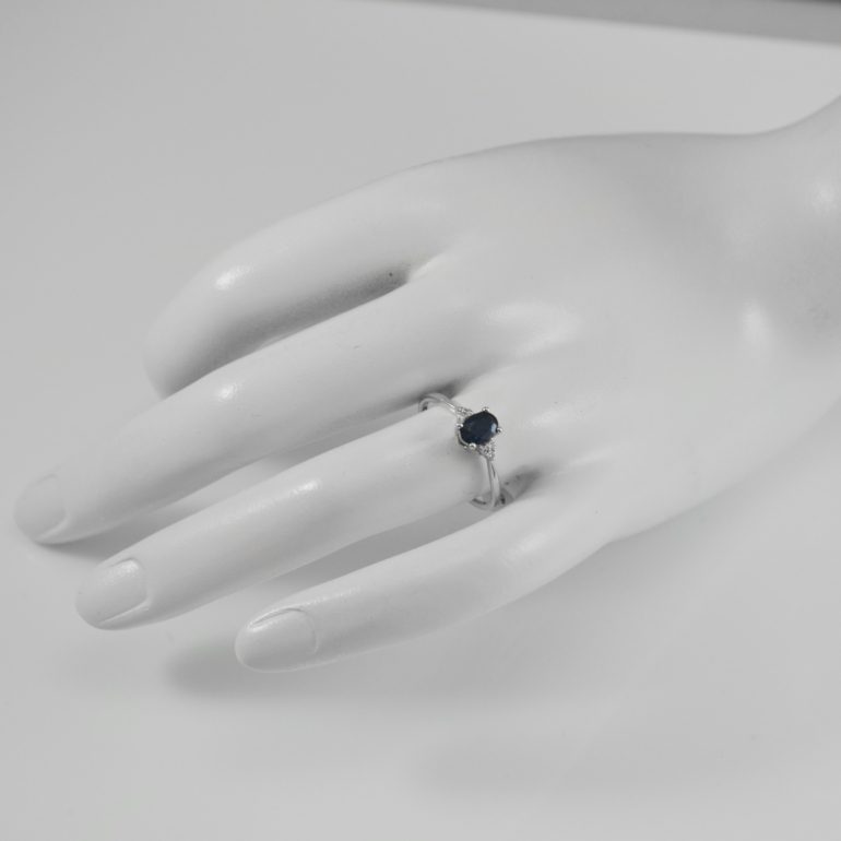 14ct White Gold Ring With Sapphire And Diamonds