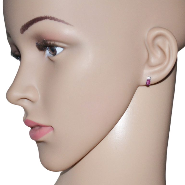 Smulkūs balto aukso adatiniai auskarai su rubinais ir deimantais