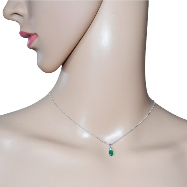 Elegantiškas balto aukso pakabukas su smaragdu ir deimantu