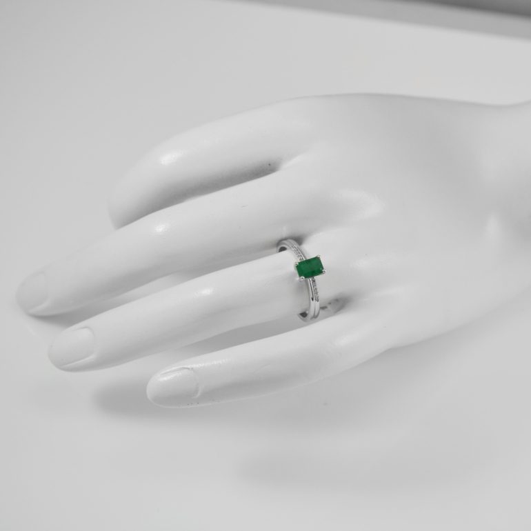 14ct White Gold Ring With Emerald And Diamonds