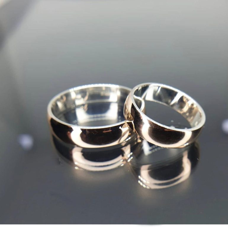 sidabrinis vestuvinis žiedas su auksine plokštele