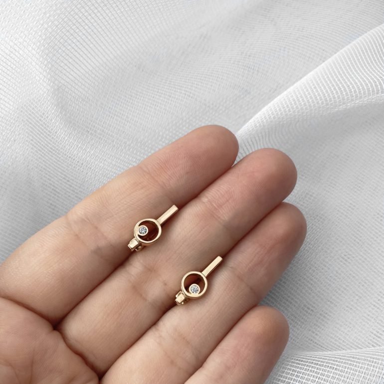 Elegantiški minimalistinio dizaino auksiniai auskarai su cirkoniu