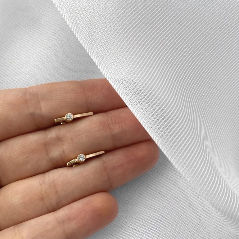 Elegantiški minimalistiniai auksiniai auskarai su cirkoniu