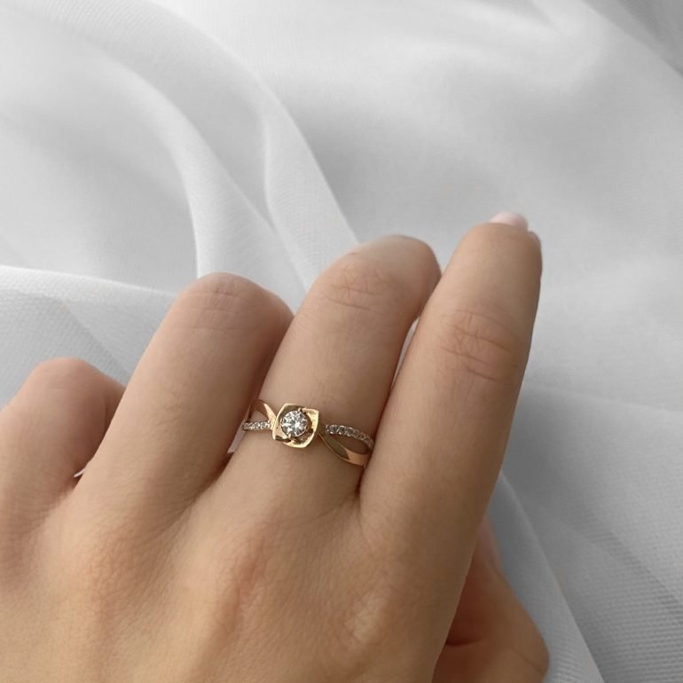 rose gold ring with cubic zirconia