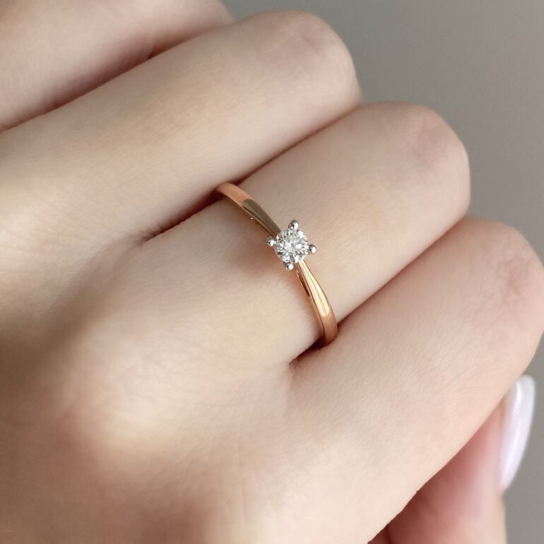 auksinis žiedas su deimantu