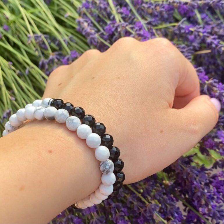 bracelet with onyx and howlite