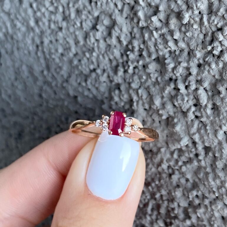 raudono aukso žiedas su rubinu ir derimantais