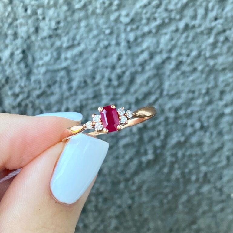 raudono aukso žiedas su rubinu ir derimantais