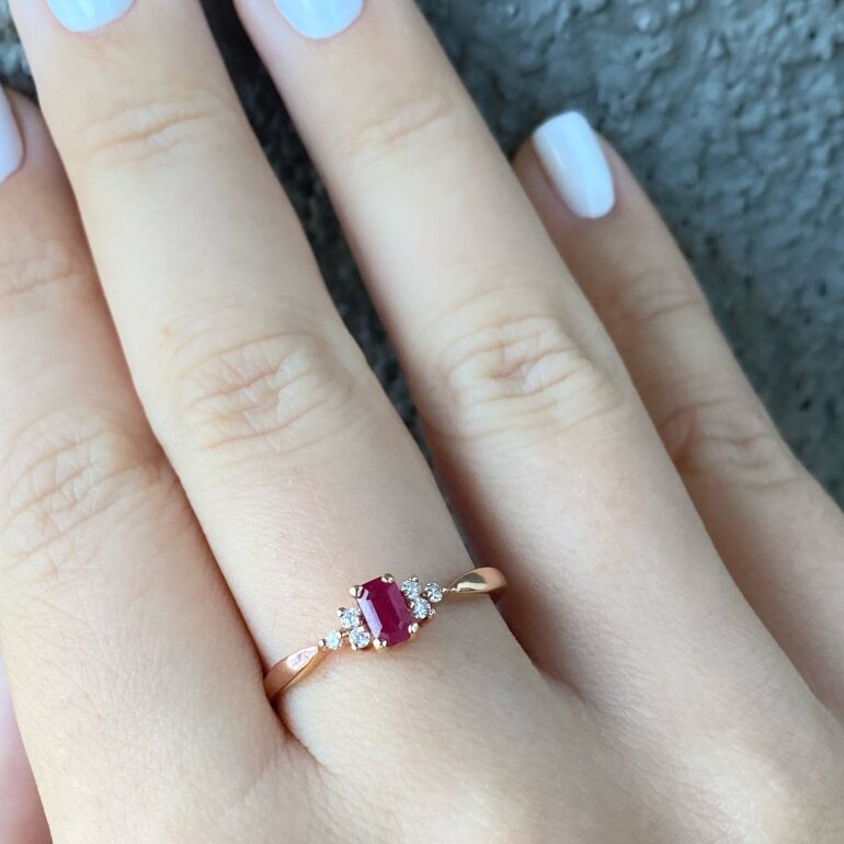 raudono aukso žiedas su rubinu ir derimantais