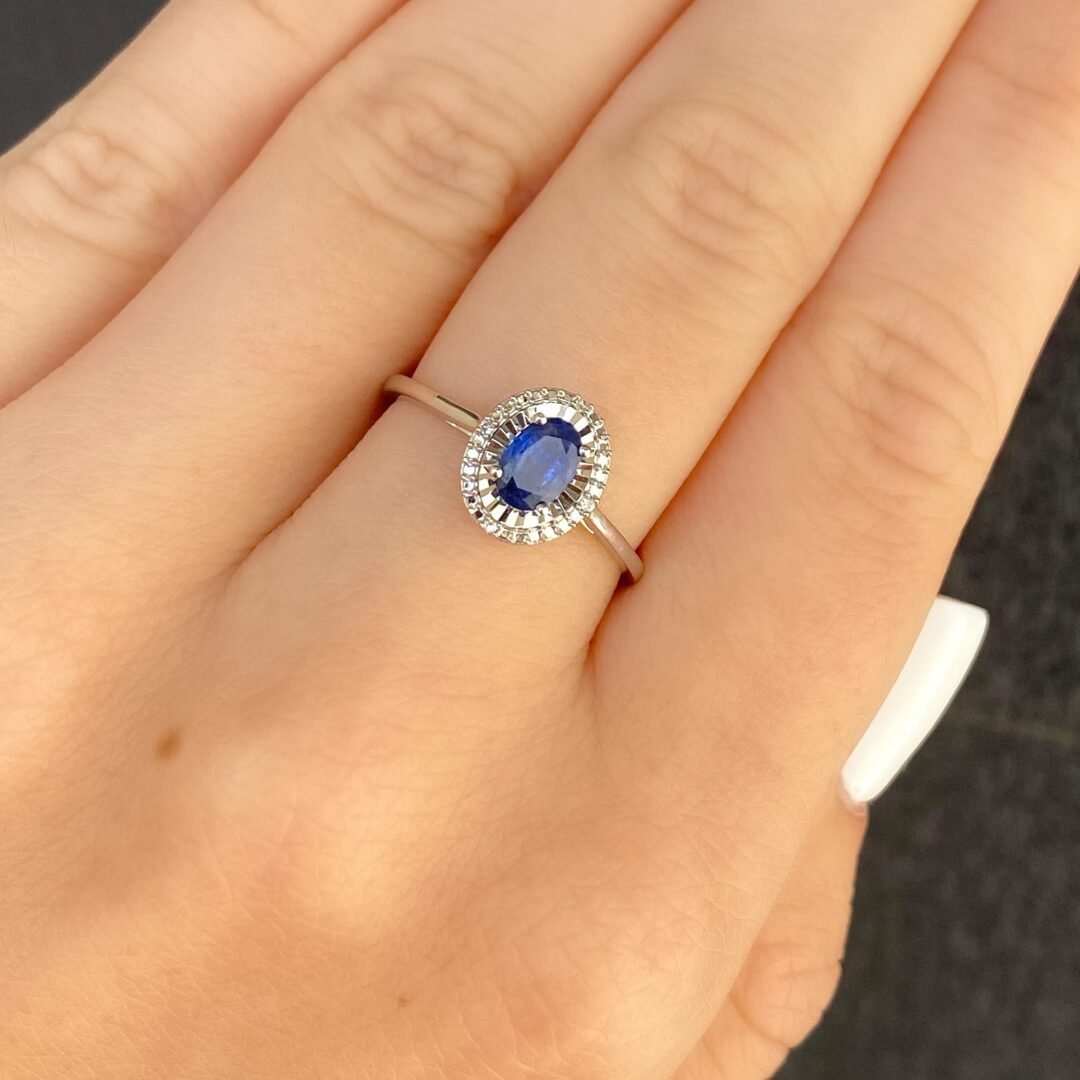 14ct white gold ring with sapphire and diamonds