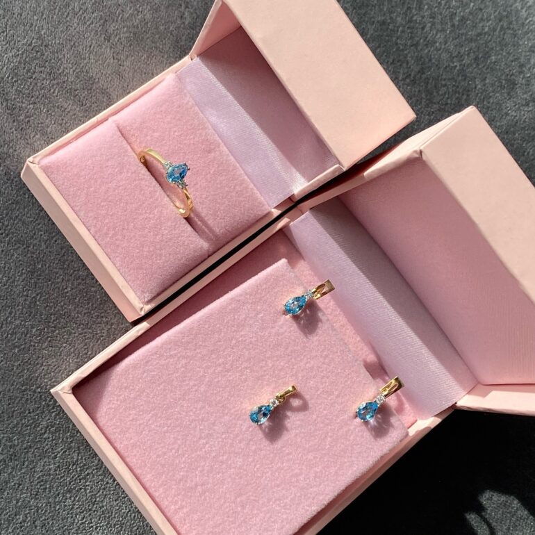 Yellow Gold Earrings With Topaz