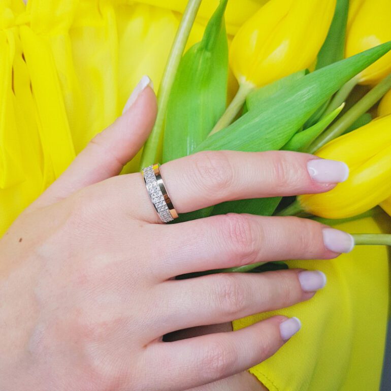 sidabrinis žiedas su auksine plokštele ir cirkoniais