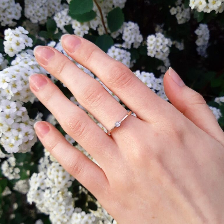 Minimalistinis sidabrinis žiedas su auksinėmis plokštelėmis ir cirkoniu