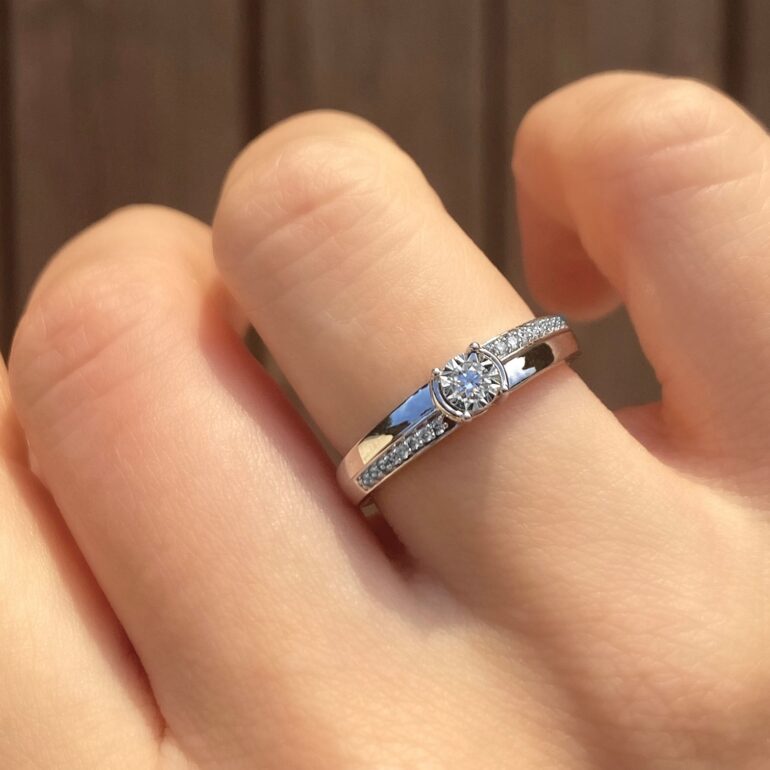 Balto Aukso Žiedas Su Deimantais