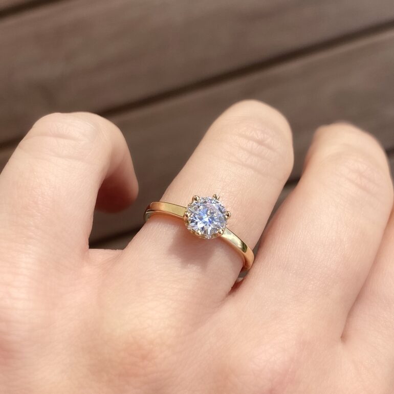 geltono aukso žiedas su cirkoniais