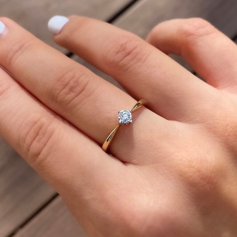 14ct yellow gold ring with diamond