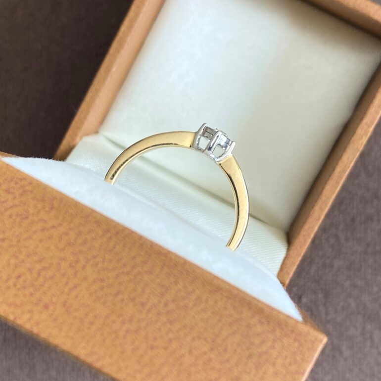 14ct yellow gold ring with diamond
