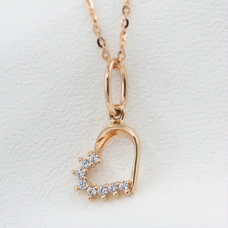 auksinis pakabukas su cirkoniais širdelė