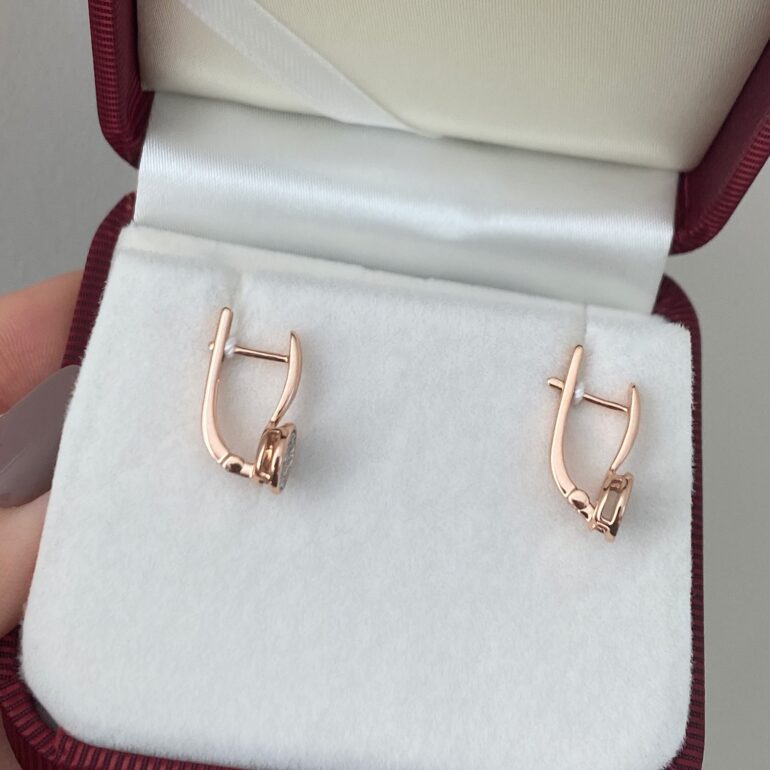 auksiniai auskarai su deimantais