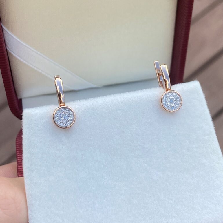 auksiniai auskarai su deimantais