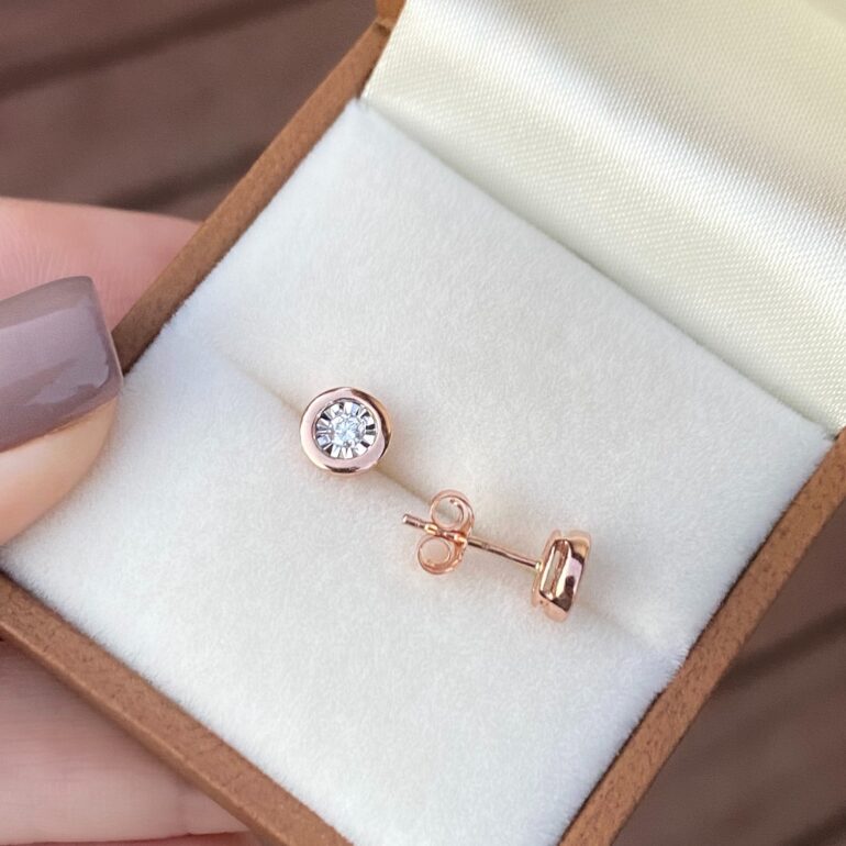 Ausksiniai adatiniai raudono aukso auskarai su deimantais