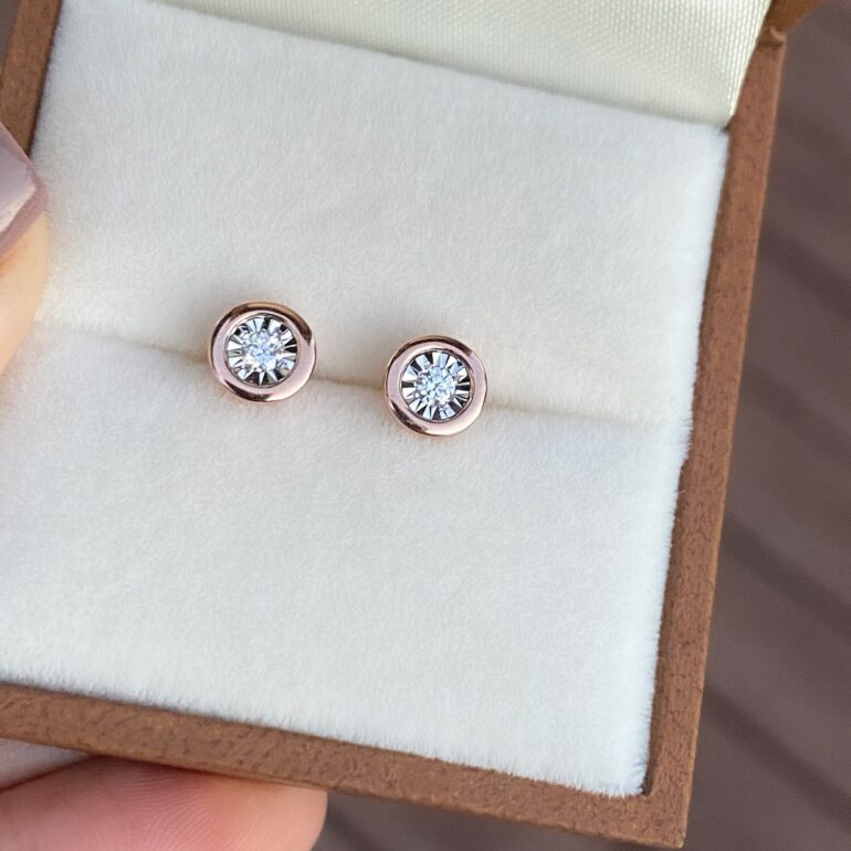 Ausksiniai adatiniai raudono aukso auskarai su deimantais