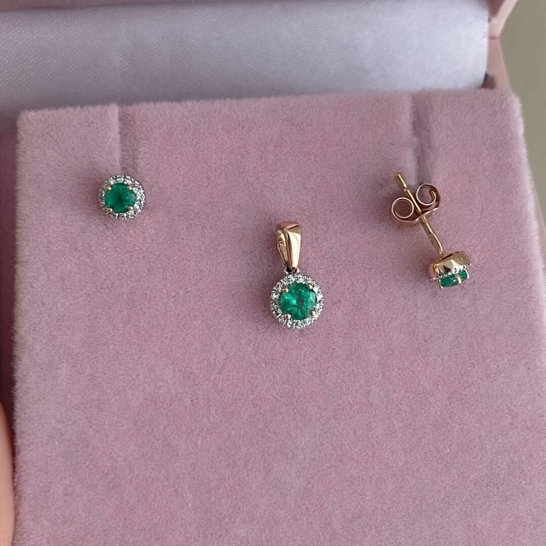 auksiniai papuošalai su smaragdais ir deimantais